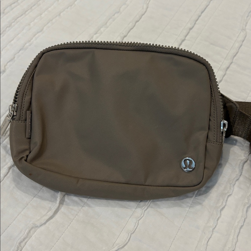 lululemon everywhere belt bag 2L